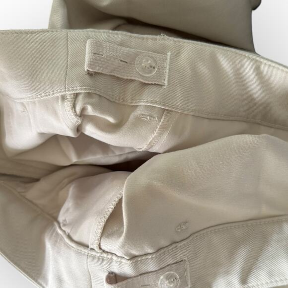 Old Navy Extra HighRise Khaki Pleated Ladies Basic Staple Shorts NWT | Sz L [38] - Picture 6 of 7